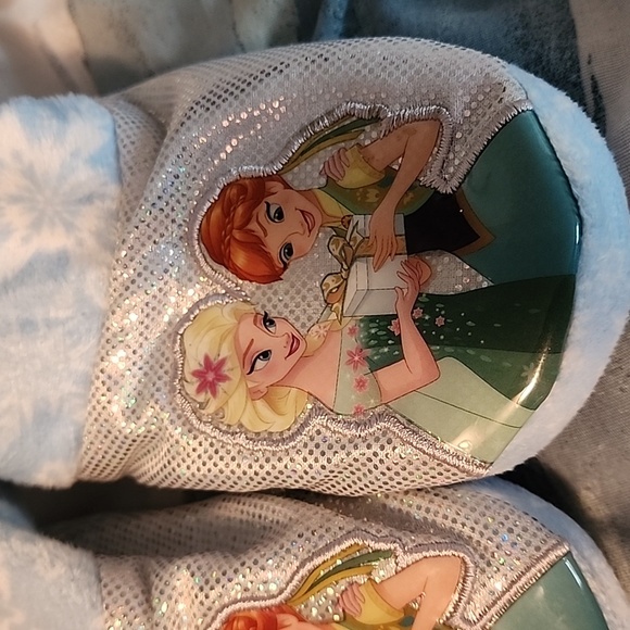 Disney Elsa and Anna slippers velcro size 7/8L - Picture 3 of 9